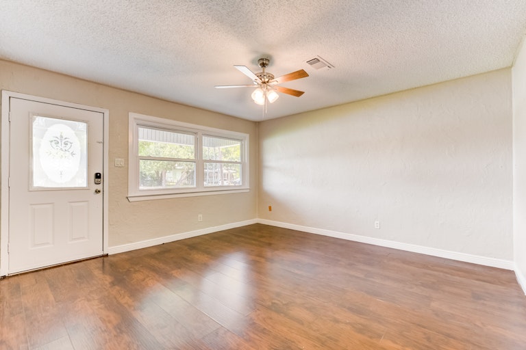 Photo 6 of 32 - 509 S Main St, Crandall, TX 75114