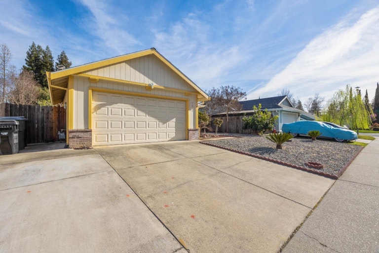 Photo 4 of 38 - 5030 Strasbourg Way, Sacramento, CA 95842