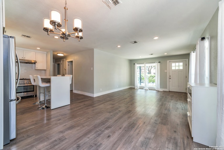 Photo 8 of 27 - 837 Canterbury Hill St, San Antonio, TX 78209