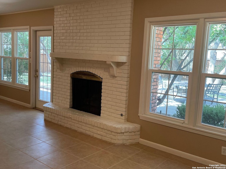 Photo 5 of 10 - 8822 Pineridge Rd, San Antonio, TX 78217