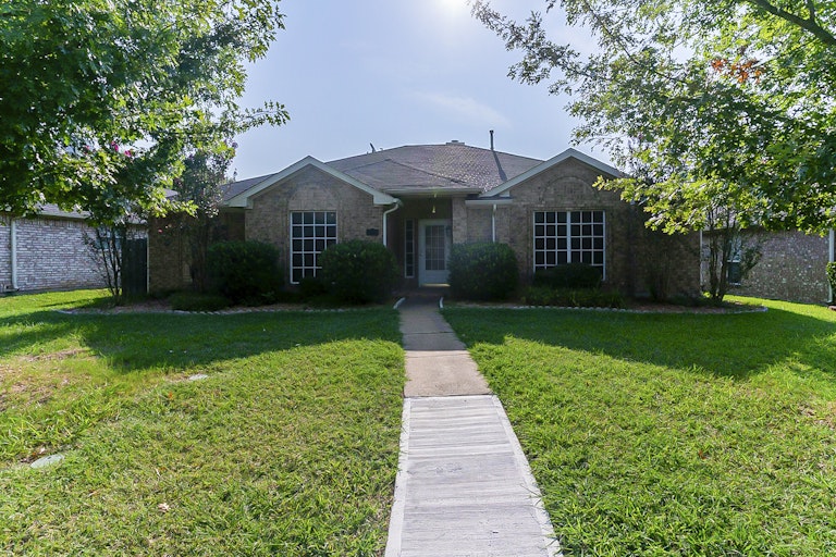 Photo 1 of 20 - 1028 Essex Dr, Cedar Hill, TX 75104