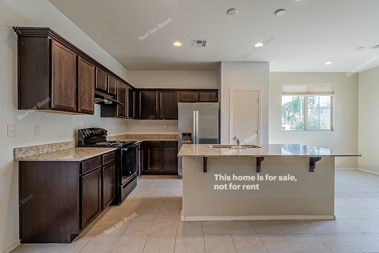Photo 4 of 21 - 2826 N 73rd Dr, Phoenix, AZ 85035