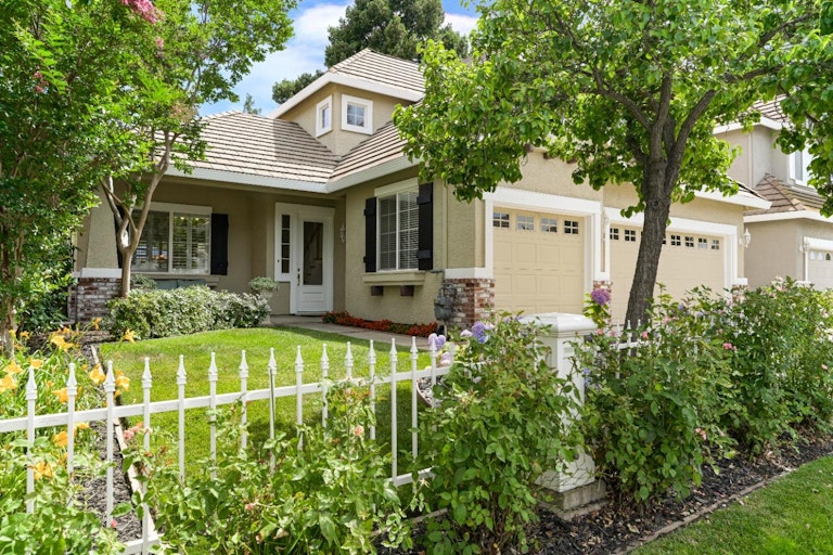 Photo 4 of 51 - 8120 E Carriage Ln, Fair Oaks, CA 95628