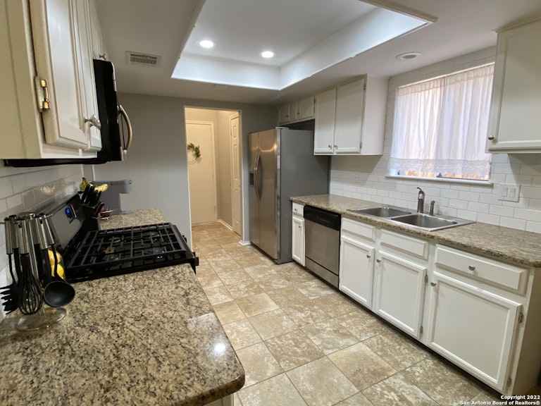 Photo 12 of 33 - 7114 Blazewood, San Antonio, TX 78250