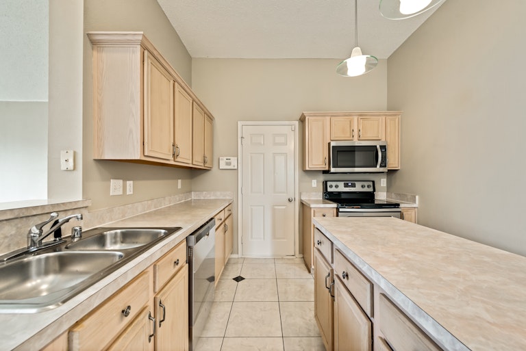 Photo 9 of 26 - 812 Pebble Ridge Dr, Lewisville, TX 75067