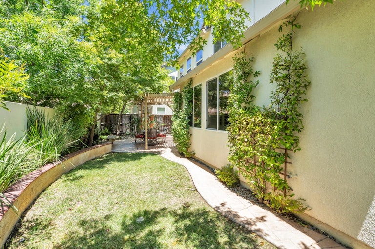 Photo 26 of 35 - 350 Westlake Dr, West Sacramento, CA 95605