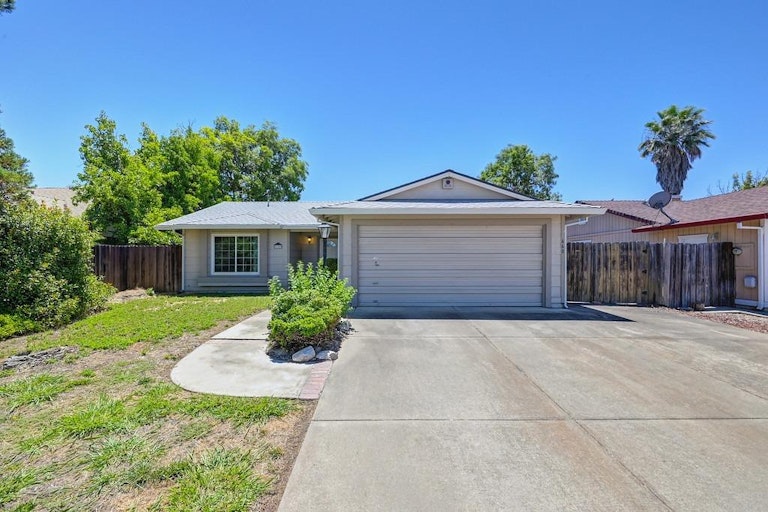 Photo 4 of 37 - 660 Tailwind Dr, Sacramento, CA 95838
