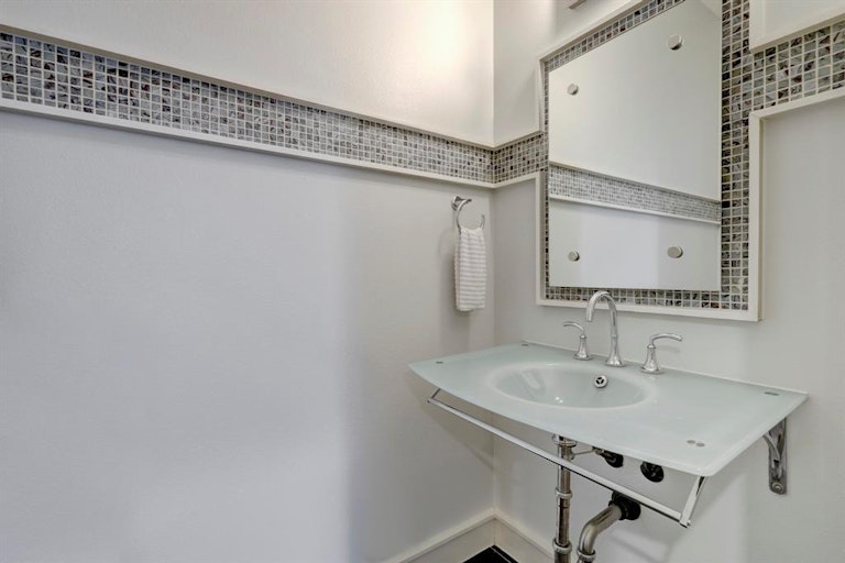 Photo 14 of 20 - 827 W 25th St Unit B, Houston, TX 77008