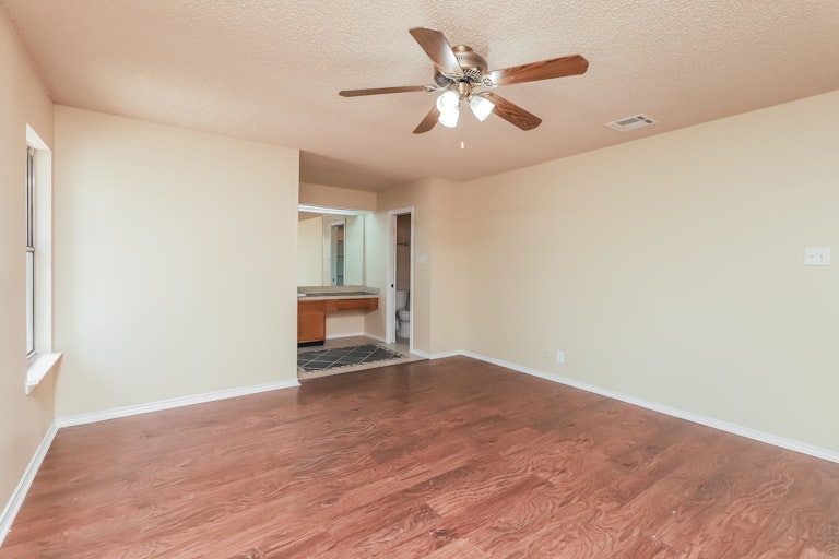 Photo 18 of 27 - 4707 Pebble Gln, San Antonio, TX 78217