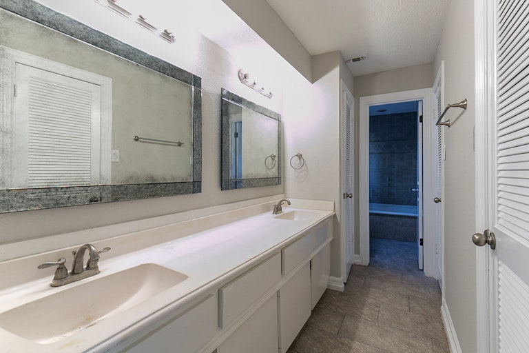 Photo 6 of 29 - 11402 Inwood Dr, Houston, TX 77077