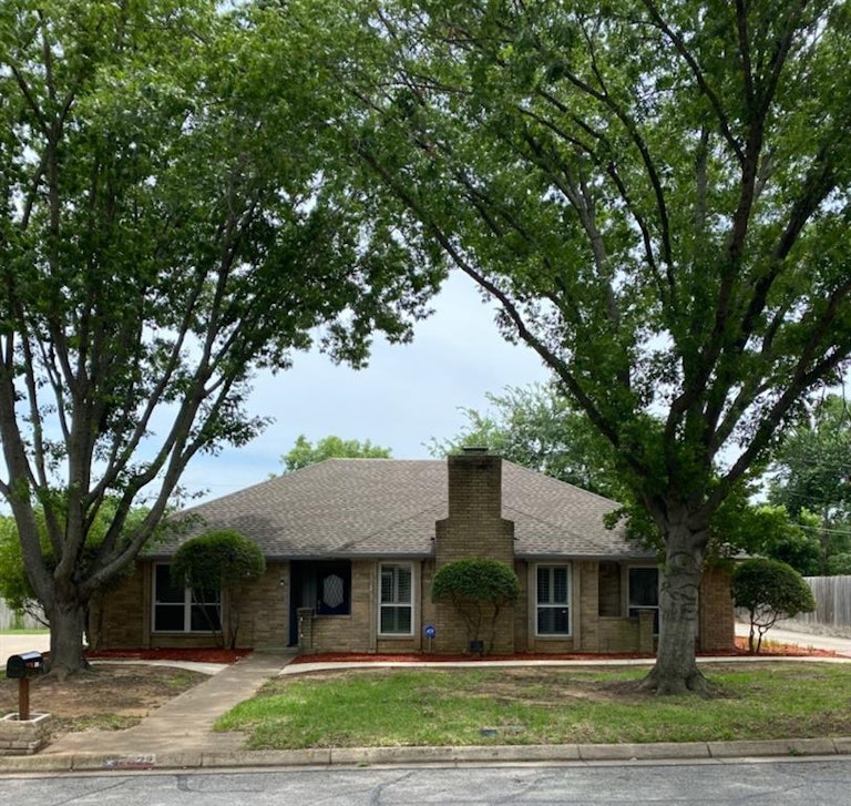 Photo 1 of 18 - 3822 Rochelle Dr, Arlington, TX 76016