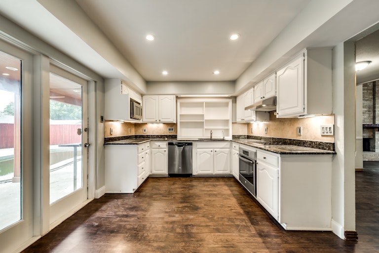 Photo 11 of 30 - 3421 Castle Rock Ln, Garland, TX 75044