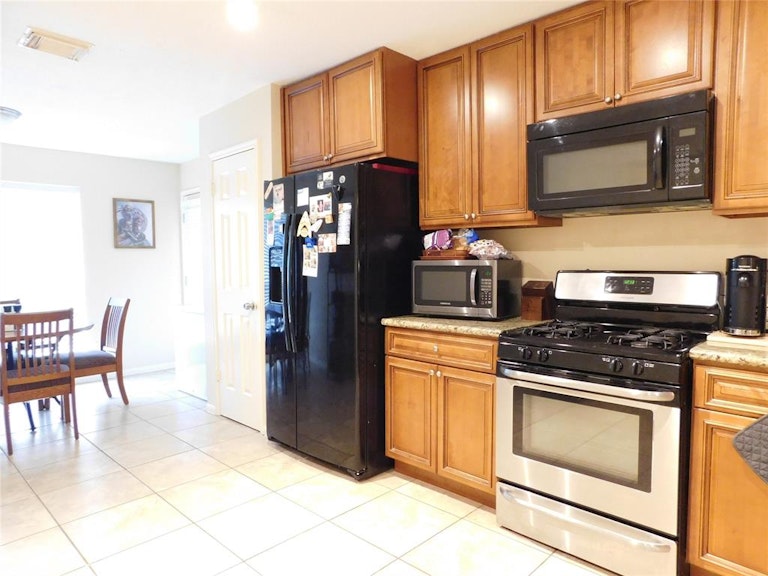 Photo 5 of 25 - 3910 Spring Meadow Dr, Pearland, TX 77584