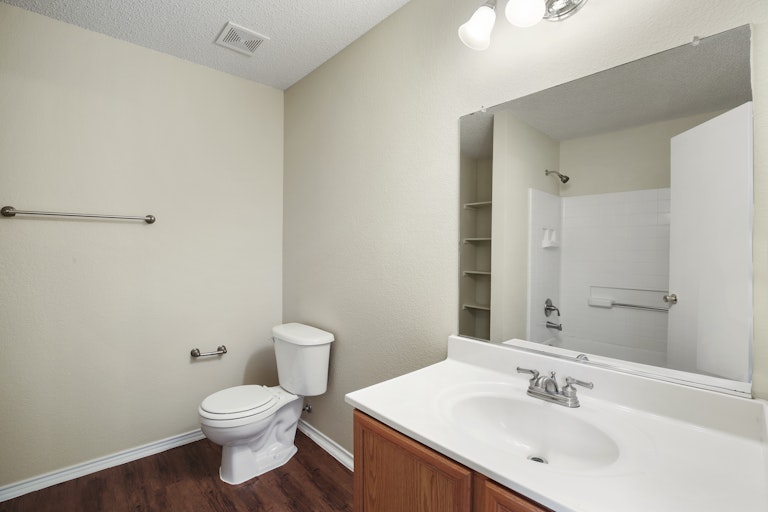 Photo 15 of 30 - 6904 Meadow Way Ln, Fort Worth, TX 76179