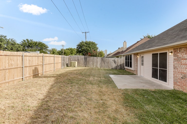 Photo 5 of 25 - 7428 Amber Dr, Watauga, TX 76148