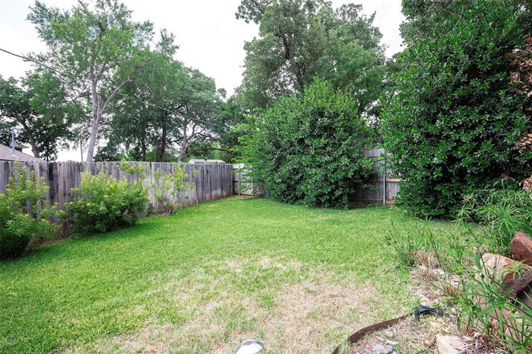 Photo 34 of 40 - 7115 Spruce Forest Ct, Arlington, TX 76001