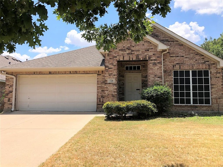 Photo 1 of 33 - 720 Red Elm Ln, Fort Worth, TX 76131