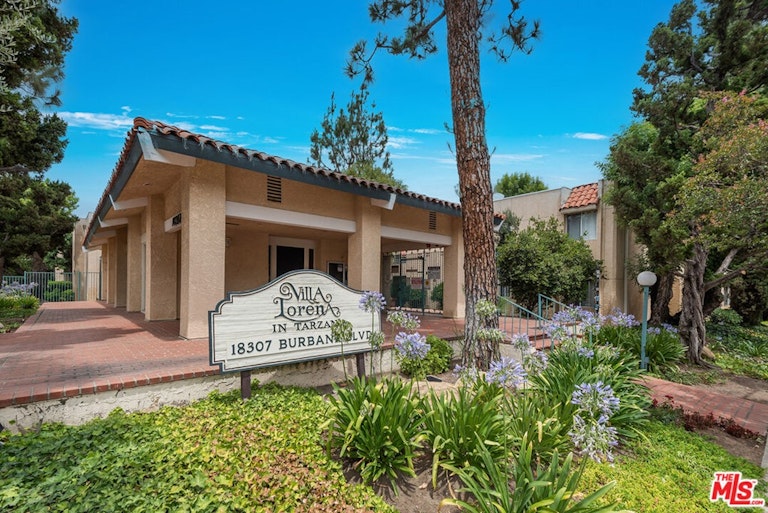 Photo 21 of 24 - 18307 Burbank Blvd #68, Tarzana, CA 91356