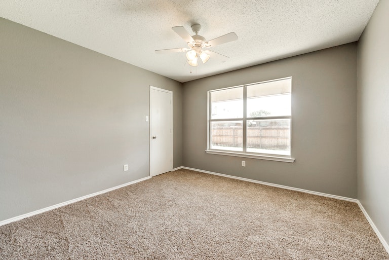Photo 16 of 27 - 8954 Rushing River Dr, Fort Worth, TX 76118