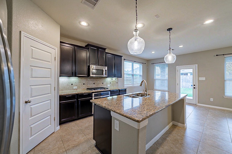 Photo 10 of 35 - 18226 Russett Green Dr, Tomball, TX 77377
