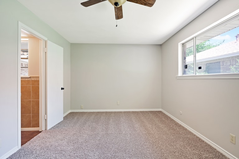 Photo 18 of 28 - 9239 Jennie Lee Ln, Dallas, TX 75227