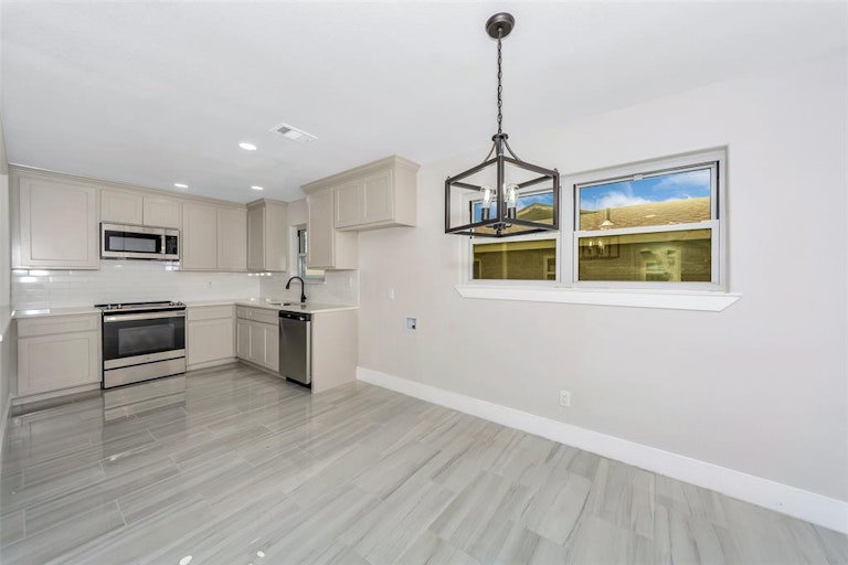 Photo 7 of 34 - 1341 Stafford Dr, Fort Worth, TX 76134