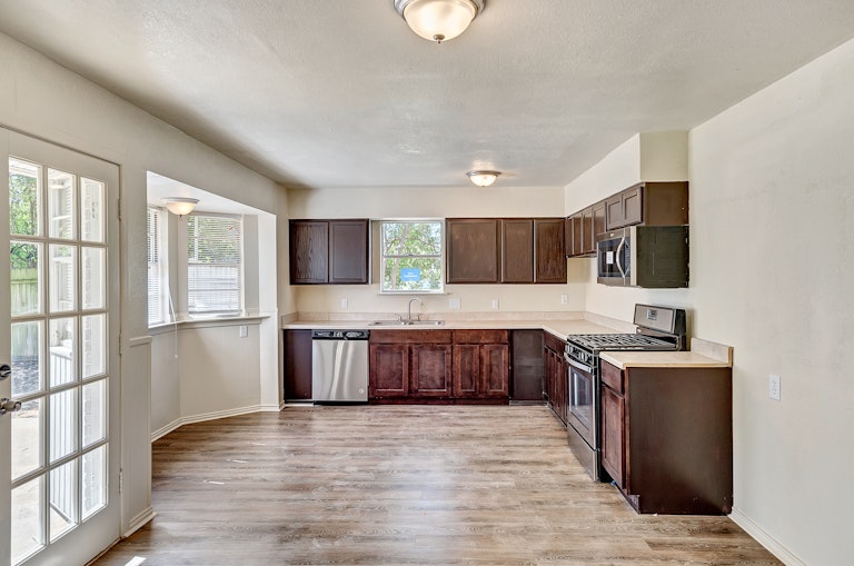 Photo 8 of 26 - 1412 Navaho St, Arlington, TX 76012