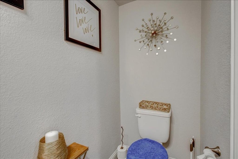 Photo 18 of 40 - 6413 Glenwick Dr, Fort Worth, TX 76123