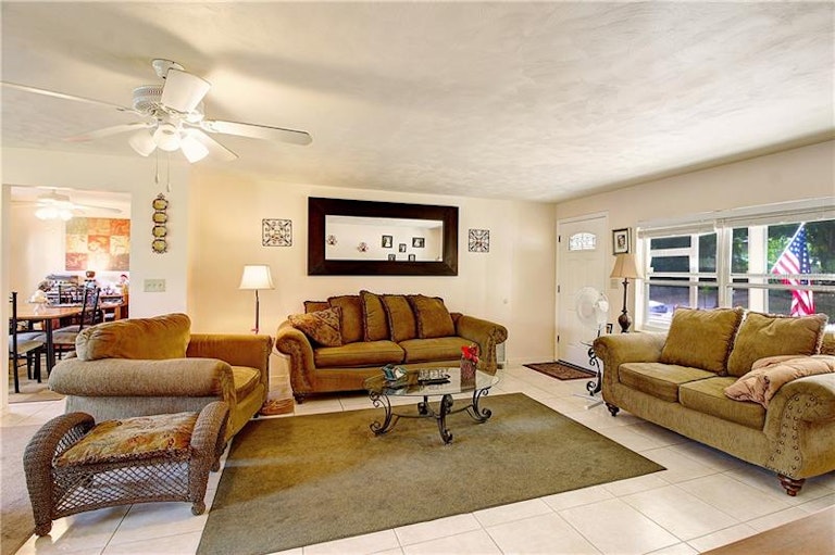 Photo 4 of 19 - 245 E Beach St, Groveland, FL 34736