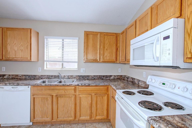 Photo 12 of 24 - 16921 N Briarwood Dr, Surprise, AZ 85378