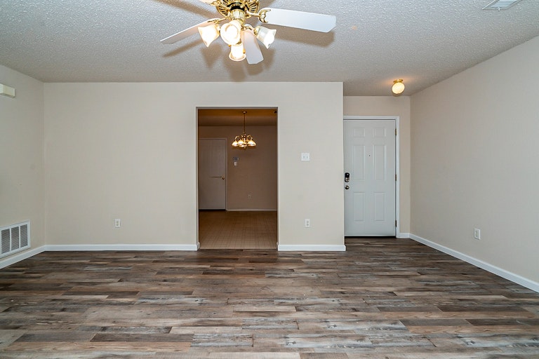 Photo 13 of 22 - 3521 Louise Ln, Balch Springs, TX 75180