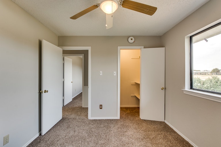 Photo 25 of 31 - 590 Calvert Ct, Lewisville, TX 75067
