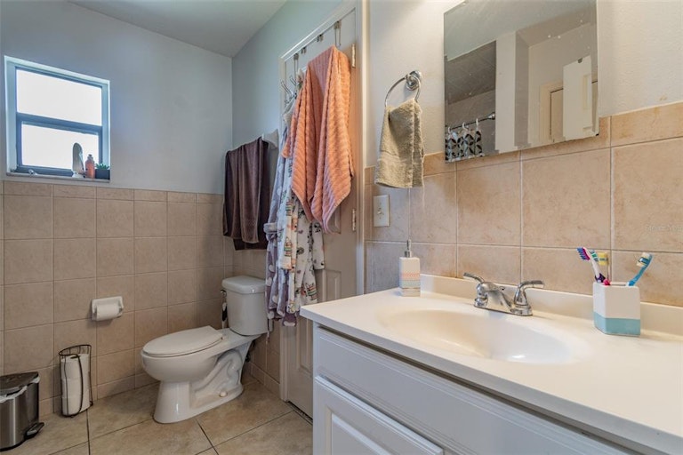 Photo 24 of 40 - 8107 N Lois Ave, Tampa, FL 33614