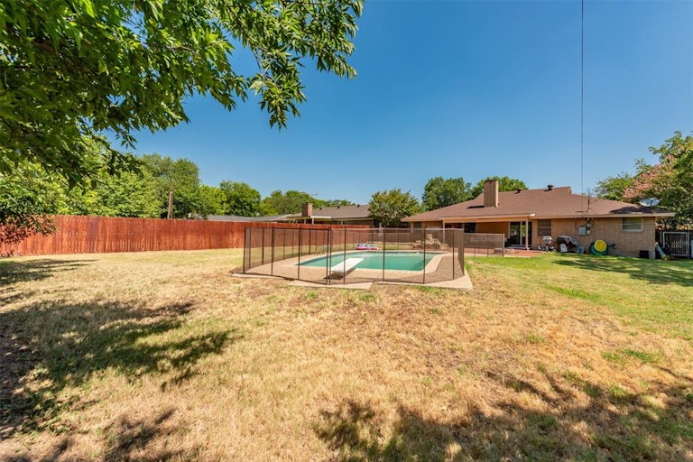 Photo 10 of 23 - 3805 Glenmont Dr, Fort Worth, TX 76133