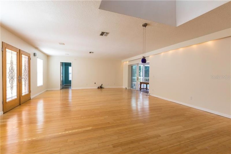Photo 4 of 25 - 16618 Vallely Dr, Tampa, FL 33618