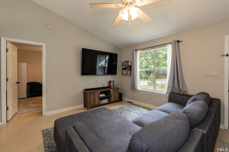 Photo 4 of 20 - 117 Eason Ct, Youngsville, NC 27596