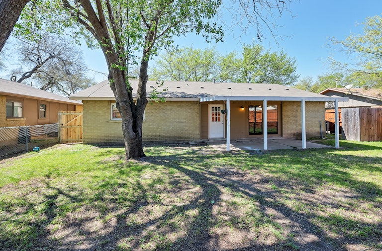 Photo 6 of 29 - 3106 Edelweiss Dr, Grand Prairie, TX 75052