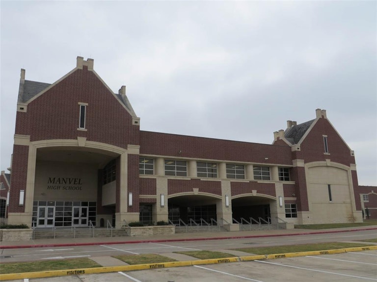 Photo 6 of 11 - 1310 Eagle Pass Dr, Iowa Colony, TX 77583