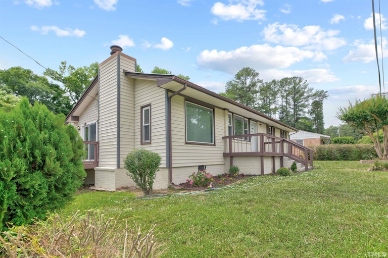 Photo 3 of 36 - 818 Shannon Dr, Chapel Hill, NC 27516