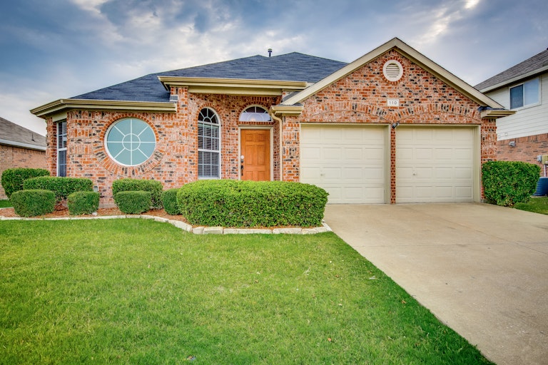 Photo 2 of 25 - 110 Lonesome Dove Ln, Forney, TX 75126