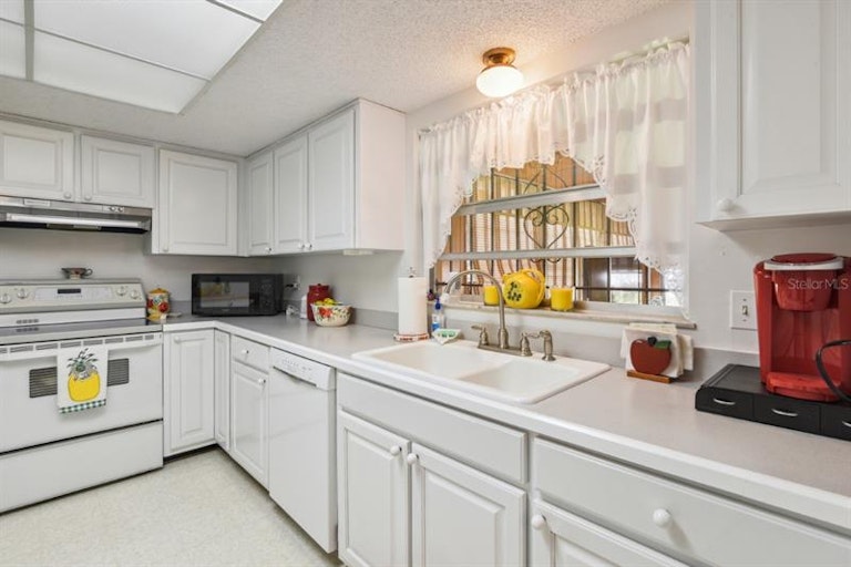 Photo 15 of 23 - 1456 Meadowlark Dr, Deltona, FL 32725