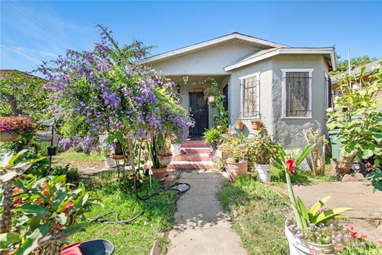 Photo 4 of 30 - 1123 E 80th St, Los Angeles, CA 90001