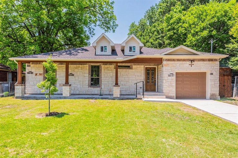 Photo 3 of 33 - 4165 Doyle Ln, Lancaster, TX 75134