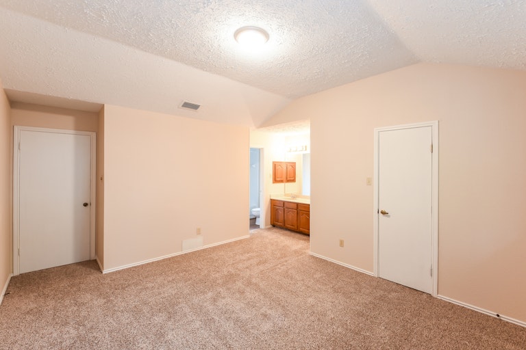 Photo 17 of 25 - 6311 Welles Fawn Cir, San Antonio, TX 78240