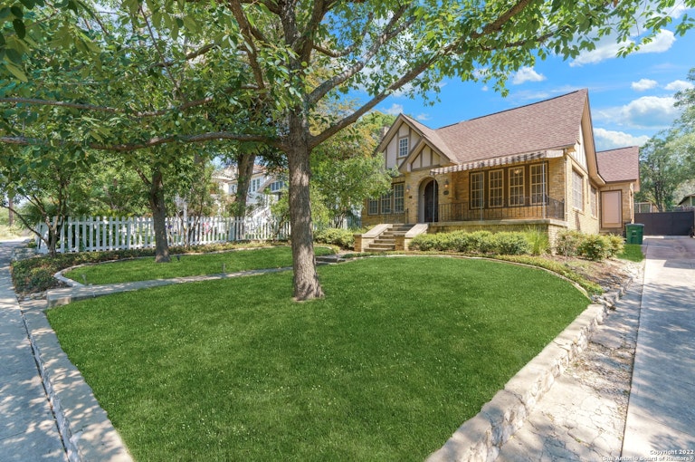 Photo 2 of 39 - 347 E Huisache Ave, San Antonio, TX 78212