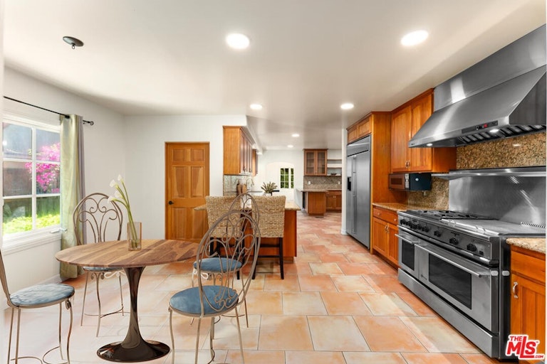 Photo 9 of 43 - 14208 Chandler Blvd, Sherman Oaks, CA 91401