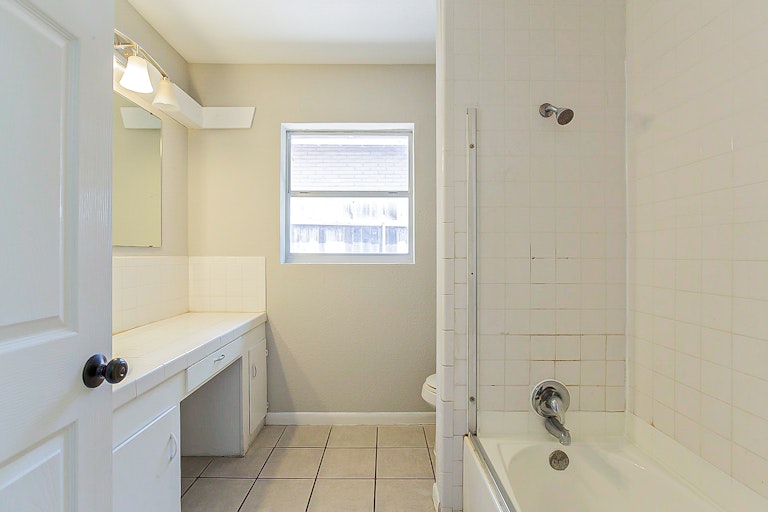 Photo 17 of 23 - 850 Linda Lou Dr, San Antonio, TX 78223