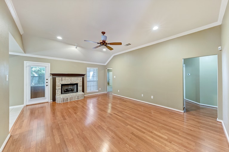 Photo 12 of 28 - 2225 Park Hurst Dr, Arlington, TX 76001
