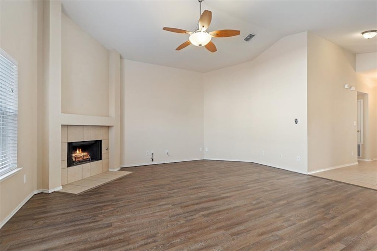 Photo 6 of 25 - 10121 Sourwood Dr, Fort Worth, TX 76244