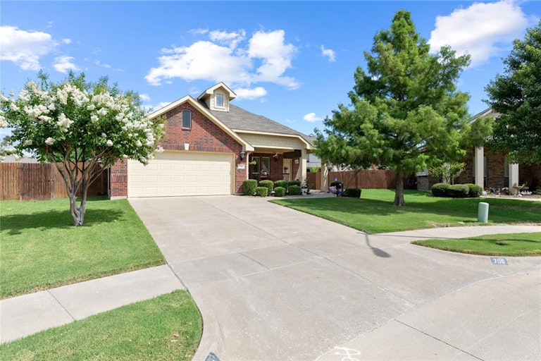 Photo 4 of 37 - 700 Glenview Dr, Mansfield, TX 76063